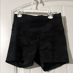 Lululemon black camo booty shorts size 8